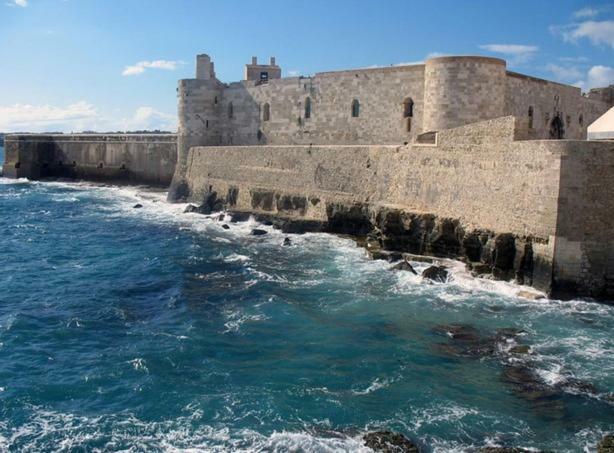 דירות סירקוזה Casa "Il Castello" מראה חיצוני תמונה
